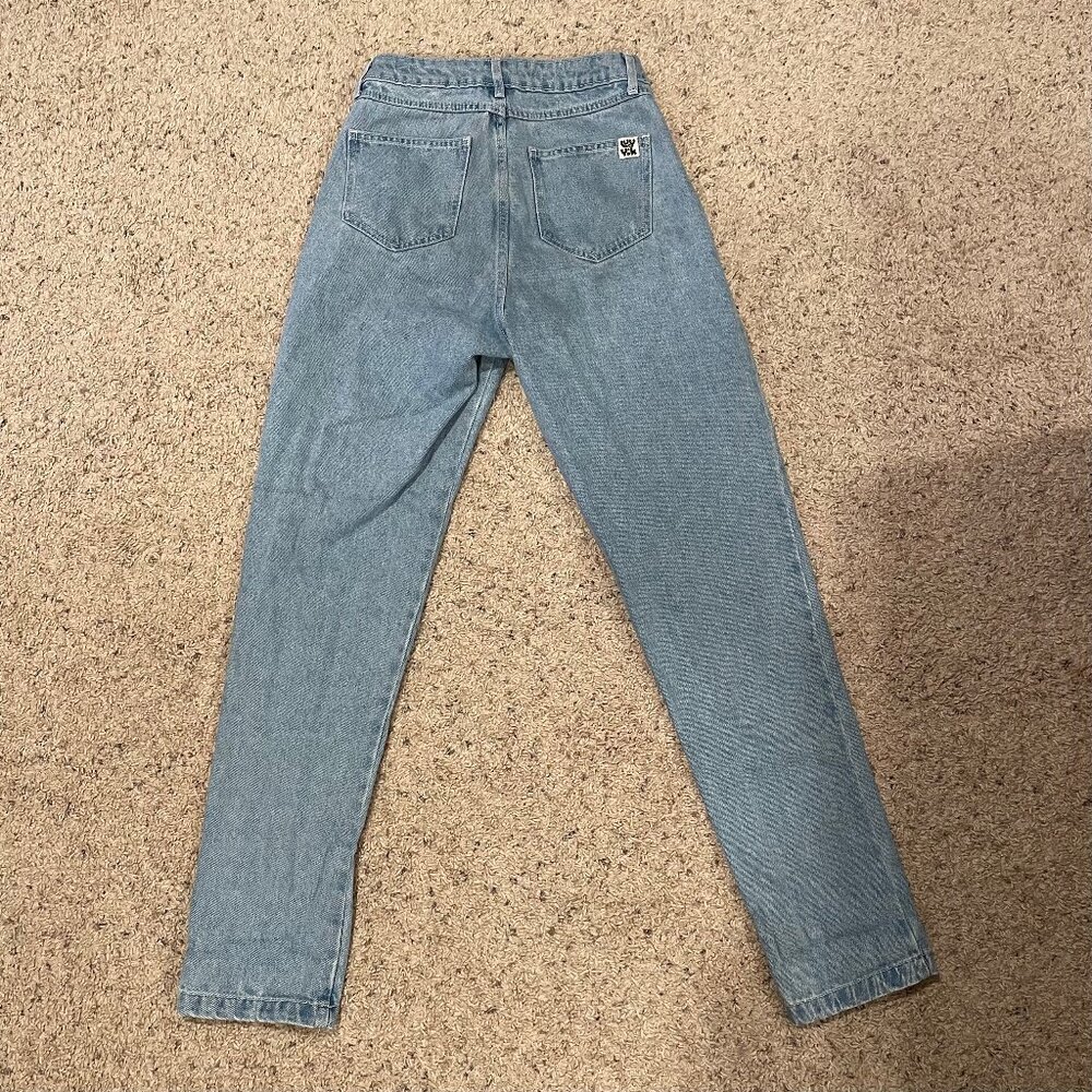 Light Wash "Dana" Mom Jean - Picture 8 of 9